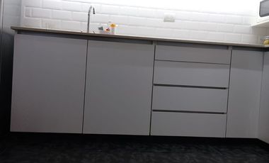 Casa con parque, 3 ambientes en excelente estado.