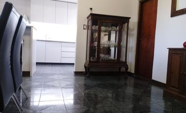 Casa con parque, 3 ambientes en excelente estado.