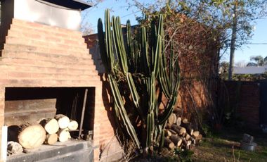 Casa con parque, 3 ambientes en excelente estado.