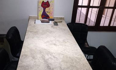 Casa con parque, 3 ambientes en excelente estado.