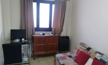 Casa con parque, 3 ambientes en excelente estado.