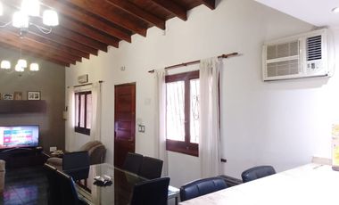 Casa con parque, 3 ambientes en excelente estado.