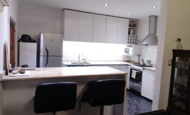 Casa con parque, 3 ambientes en excelente estado.