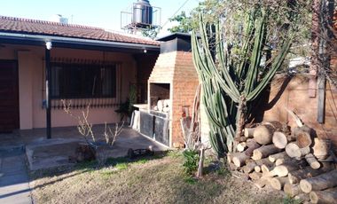 Casa con parque, 3 ambientes en excelente estado.