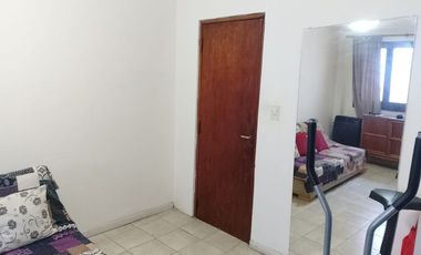 Casa con parque, 3 ambientes en excelente estado.