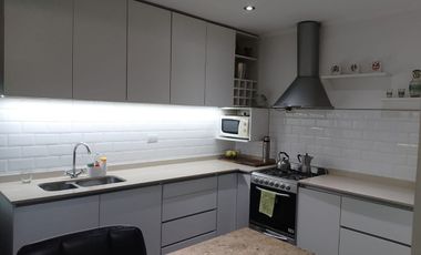 Casa con parque, 3 ambientes en excelente estado.