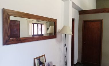 Casa con parque, 3 ambientes en excelente estado.