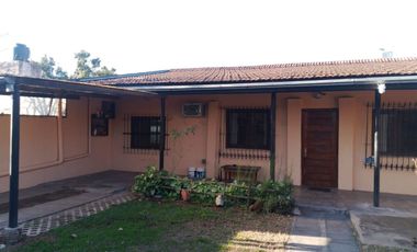 Casa con parque, 3 ambientes en excelente estado.