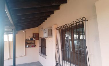 Casa con parque, 3 ambientes en excelente estado.