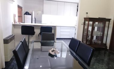 Casa con parque, 3 ambientes en excelente estado.