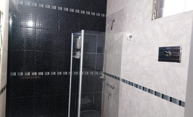 Casa con parque, 3 ambientes en excelente estado.