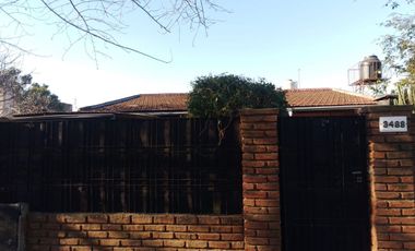 Casa con parque, 3 ambientes en excelente estado.