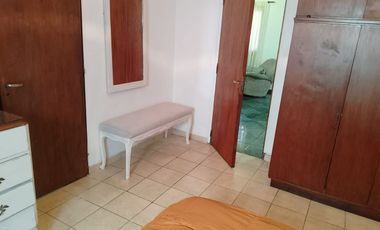 Casa con parque, 3 ambientes en excelente estado.