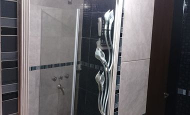 Casa con parque, 3 ambientes en excelente estado.