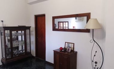 Casa con parque, 3 ambientes en excelente estado.