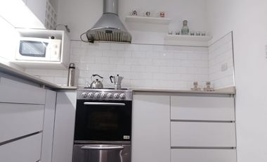 Casa con parque, 3 ambientes en excelente estado.