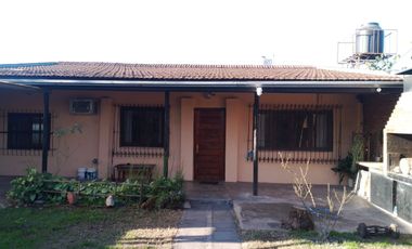 Casa con parque, 3 ambientes en excelente estado.