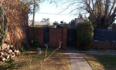 Casa con parque, 3 ambientes en excelente estado.