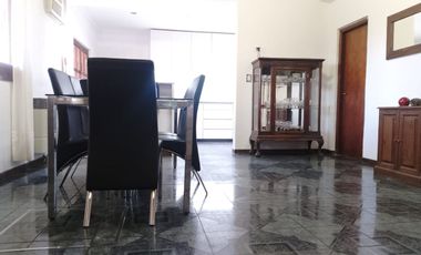 Casa con parque, 3 ambientes en excelente estado.