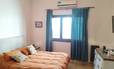 Casa con parque, 3 ambientes en excelente estado.