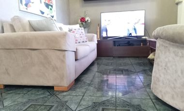 Casa con parque, 3 ambientes en excelente estado.