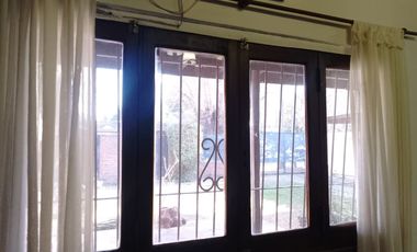 Casa con parque, 3 ambientes en excelente estado.