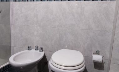 Casa con parque, 3 ambientes en excelente estado.