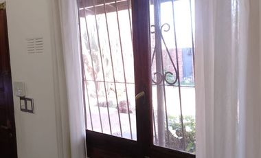 Casa con parque, 3 ambientes en excelente estado.