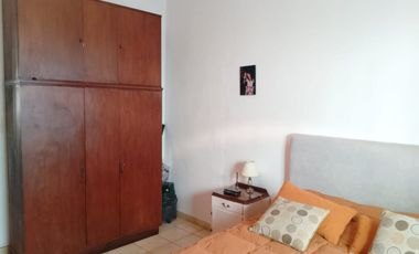 Casa con parque, 3 ambientes en excelente estado.