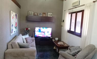 Casa con parque, 3 ambientes en excelente estado.