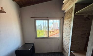 VENTA CASA 5 AMBIENTES COCHERA Y JARDIN EZPELETA