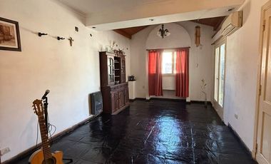 VENTA CASA 5 AMBIENTES COCHERA Y JARDIN EZPELETA