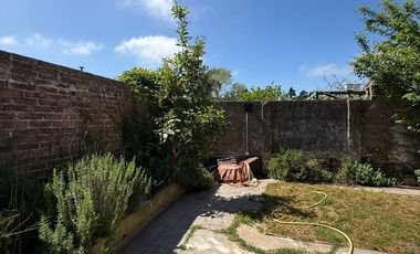 VENTA CASA 5 AMBIENTES COCHERA Y JARDIN EZPELETA