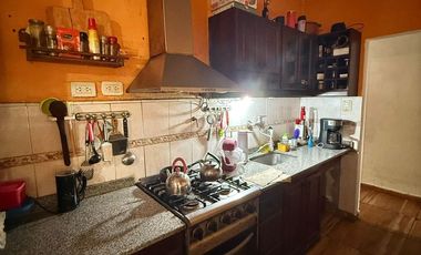 VENTA CASA 5 AMBIENTES COCHERA Y JARDIN EZPELETA