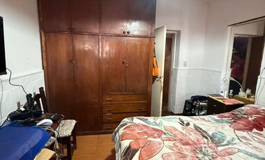 VENTA CASA 5 AMBIENTES COCHERA Y JARDIN EZPELETA