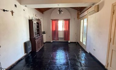 VENTA CASA 5 AMBIENTES COCHERA Y JARDIN EZPELETA