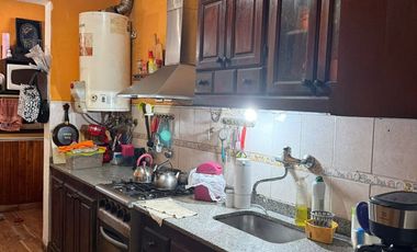 VENTA CASA 5 AMBIENTES COCHERA Y JARDIN EZPELETA