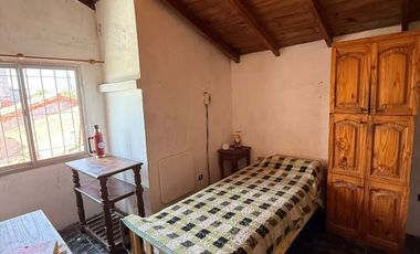 VENTA CASA 5 AMBIENTES COCHERA Y JARDIN EZPELETA