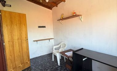 VENTA CASA 5 AMBIENTES COCHERA Y JARDIN EZPELETA