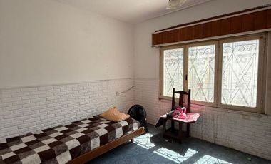 VENTA CASA 5 AMBIENTES COCHERA Y JARDIN EZPELETA