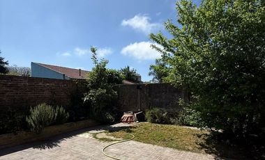 VENTA CASA 5 AMBIENTES COCHERA Y JARDIN EZPELETA