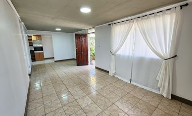 ¡Casa ideal en La Cisterna, amplio patio!