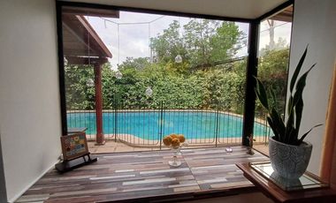 Casa Amplio terreno, luminosa, jardín y Piscina
