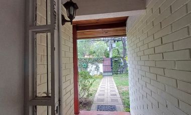 Casa Amplio terreno, luminosa, jardín y Piscina