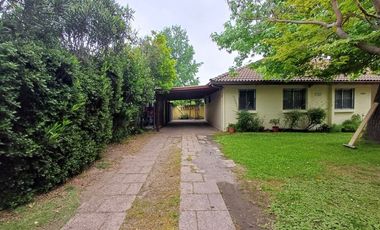 Casa Amplio terreno, luminosa, jardín y Piscina