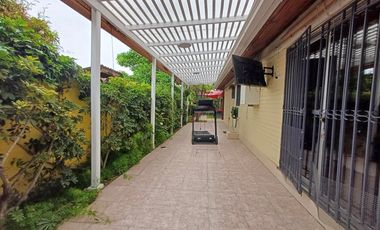 Casa Amplio terreno, luminosa, jardín y Piscina