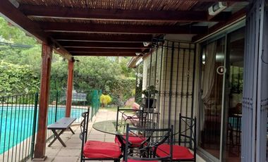 Casa Amplio terreno, luminosa, jardín y Piscina