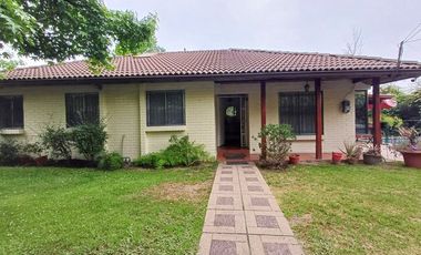 Casa Amplio terreno, luminosa, jardín y Piscina