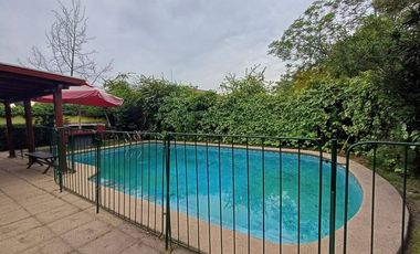 Casa Amplio terreno, luminosa, jardín y Piscina