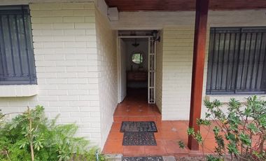 Casa Amplio terreno, luminosa, jardín y Piscina